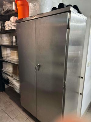 une armoire métallique au milieu d'une pièce