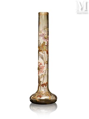 un vase en verre orné d'un motif floral