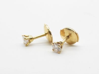 une paire de boucles d'oreilles en or et diamants sur fond blanc