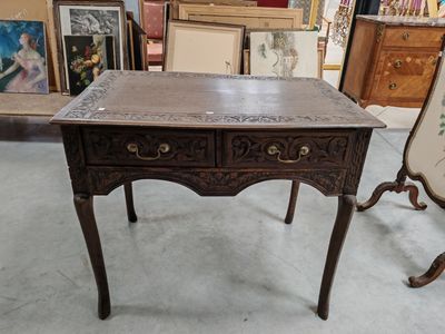 une petite table avec deux tiroirs dans une pièce