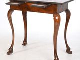 l'image d'une petite table en bois munie d'un tiroir
