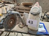 une photo d'une table sur laquelle sont posés de nombreux outils