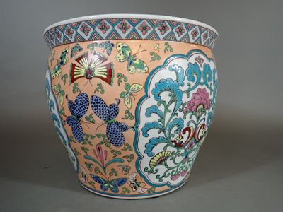 Cache pot en faïence polychrome à décor de papillons, poisso…