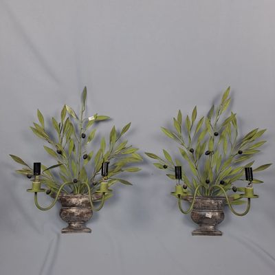 une paire d'appliques murales en métal ornées de feuilles vertes et de bougies noires