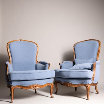 paire de fauteuils rembourrés bleus de style Louis XV