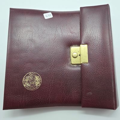 un étui en cuir marron orné d'un bouton doré