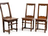 trois chaises en bois aux pieds sculptés et à l'assise en bois