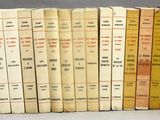 plusieurs livres sont empilés sur une table