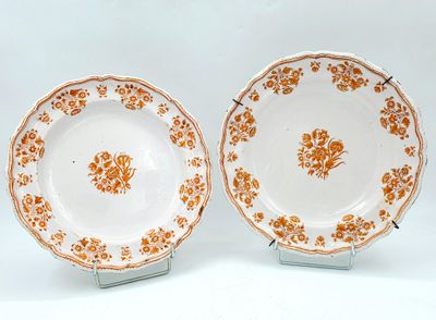 deux assiettes ornées de fleurs orange sur un fond blanc
