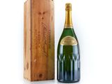 une bouteille de champagne à côté d'un coffret en bois