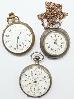 trois types différents de montres de poche sont présentés sur une surface blanche