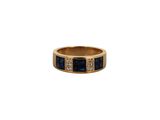 gros plan d'une bague en or avec saphirs bleus et diamants