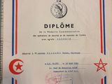 un vieux document surmonté d'une étoile et d'une médaille