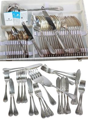 un plateau contenant des couverts et des cuillères en argent