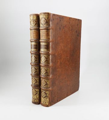 un vieux livre avec deux reliures en cuir posées l'une sur l'autre