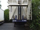 un camion garé sur le côté de la route