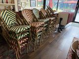 Plusieurs chaises en osier sont alignées en rang devant une fenêtre
