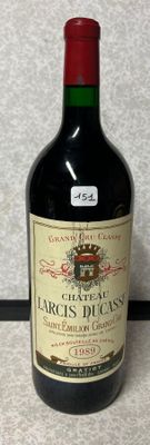 une bouteille de vin posée sur un comptoir à côté d'une autre bouteille de vin