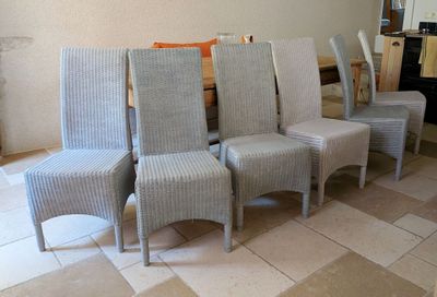 many chairs that are lined up in a room