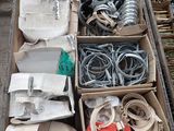une caisse contenant des articles variés, posée sur une palette