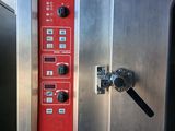 une image représentant une machine sur laquelle figure un panneau rouge