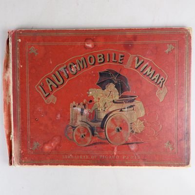 une boîte rouge sur laquelle est représenté un ours en peluche