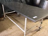 une photo d'une table en acier inoxydable dans un entrepôt