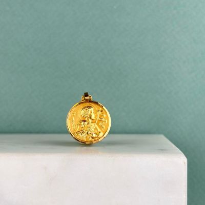 une pièce d'or posée sur un bloc de marbre