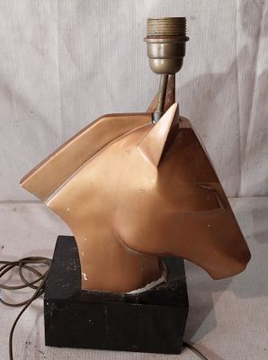 une lampe en forme de tête de cheval posée sur une boîte