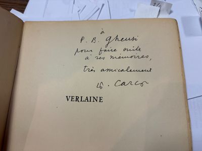 un livre ouvert avec une écriture dessus, posé sur une table