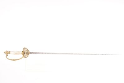 une petite épée à la poignée dorée sur un fond blanc