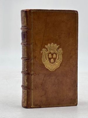 un vieux livre avec un lion en relief sur la couverture