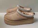 Chaussons classiques en peau de mouton pour femme de la marque UGG Australia, couleur beige clair