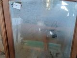 un petit téléviseur posé sur une table en bois