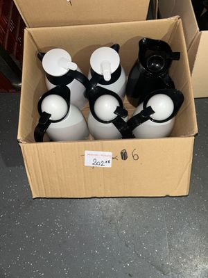 une boîte en carton contenant six bouteilles d'eau