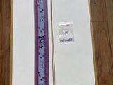 une feuille de papier et une règle posées sur une table