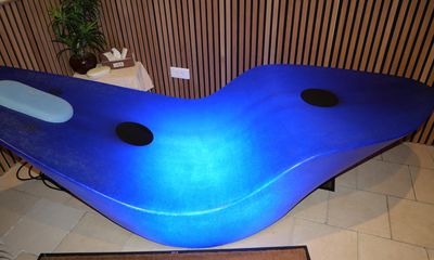 une planche de surf bleue exposée dans le hall d'entrée