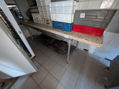 une image d'une cuisine avec beaucoup d'espace de travail