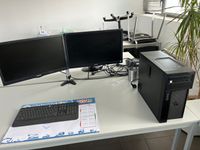 un ordinateur DELL avec deux écrans PHILIPS sur bras articul…