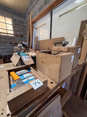 plusieurs boîtes empilées les unes sur les autres