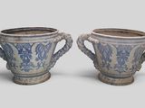 paire de vases bleus et blancs munis d'anses, sur fond gris