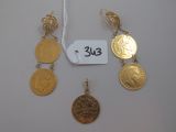 trois pièces d'or et deux pièces d'argent avec une étiquette indiquant leur prix