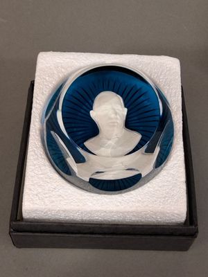 un gros plan d'une plaque de verre sur laquelle figure la photo d'un homme