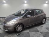 la photo d'une voiture argentée garée dans un garage