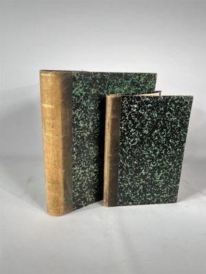 deux livres posés l'un à côté de l'autre sur une surface blanche