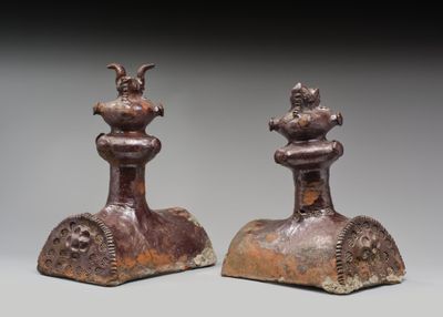 paire de figurines en bronze représentant un homme et une femme sur un rocher