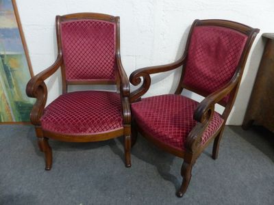 Paire de fauteuils à accotoirs consoles, les pieds postérieu…