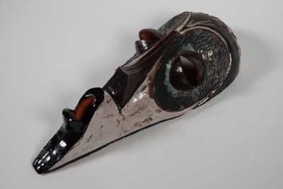 MASQUE en céramique africanisant émaillé brun et polychrome …