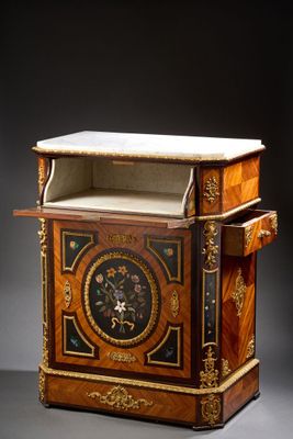 une petite table en bois sur laquelle est posée une horloge