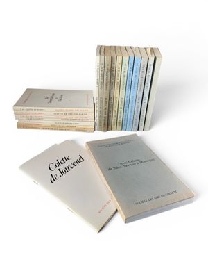 plusieurs livres sont empilés sur une surface blanche